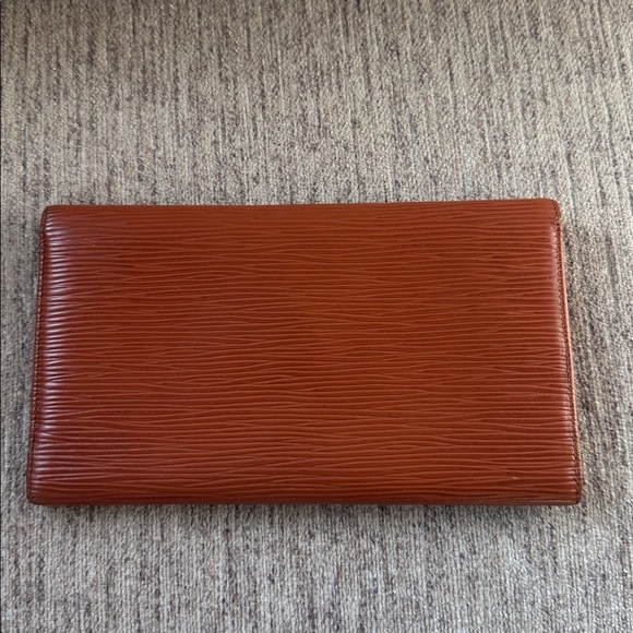 Louis Vuitton brown Epi Sarah wallet nice used condition. - Picture 4 of 12